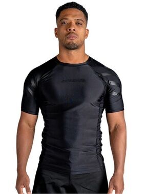 Sanabul Black Short Sleeve Compression Rash Guard Shirt Men's size M/L